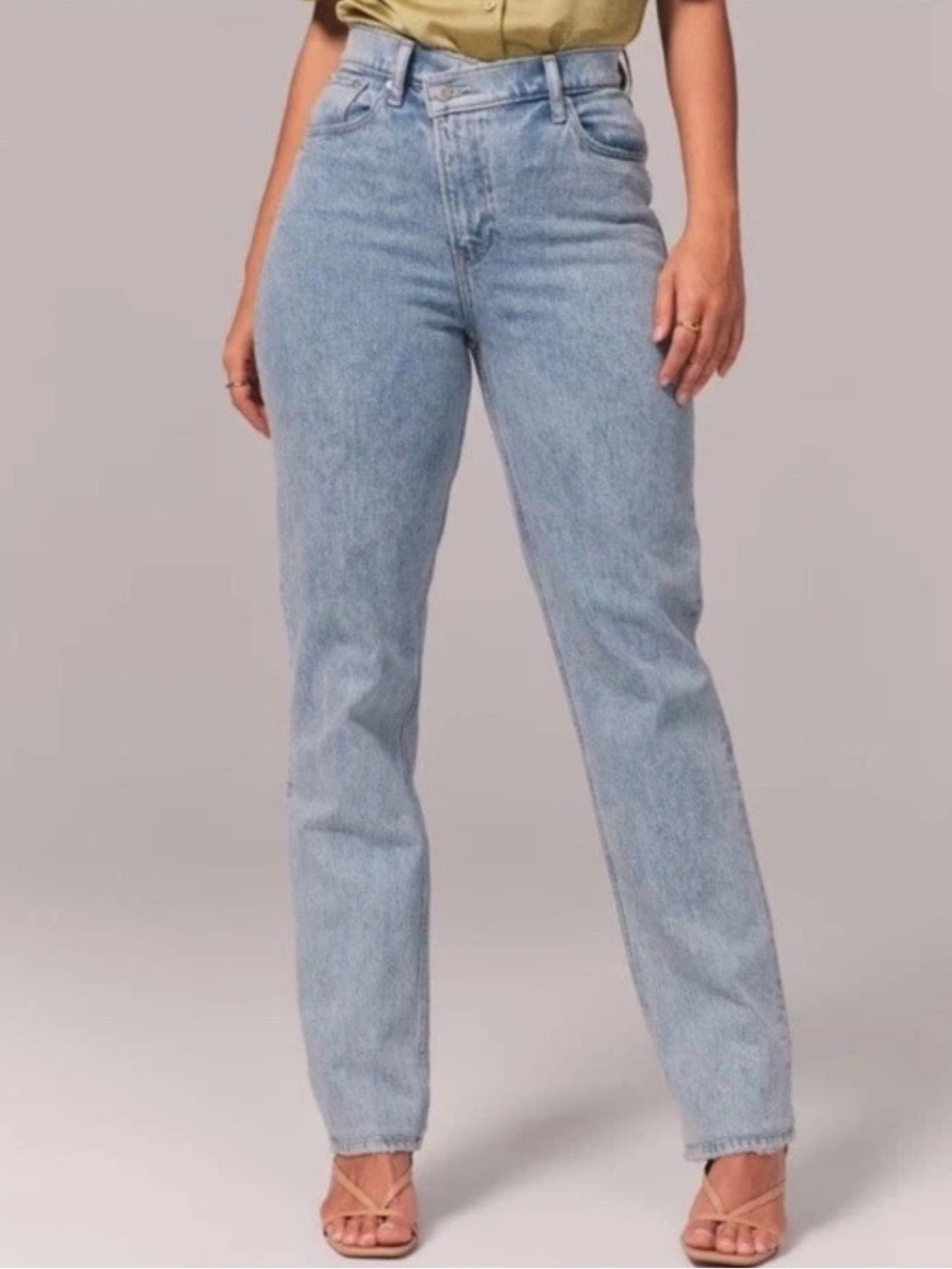 Abercrombie & Fitch The 90s Slim Straight
Ultra High Rise Jeans Curve Love 2